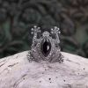 Colimaçon Bagues D'exception-Bague d'exception en argent avec marcassites et onyx - grenouille