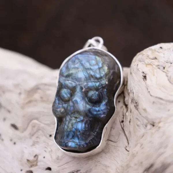 Colimaçon Pendentifs Avec Pierre-Pendentif en argent et labradorite sculptée - tête de mort